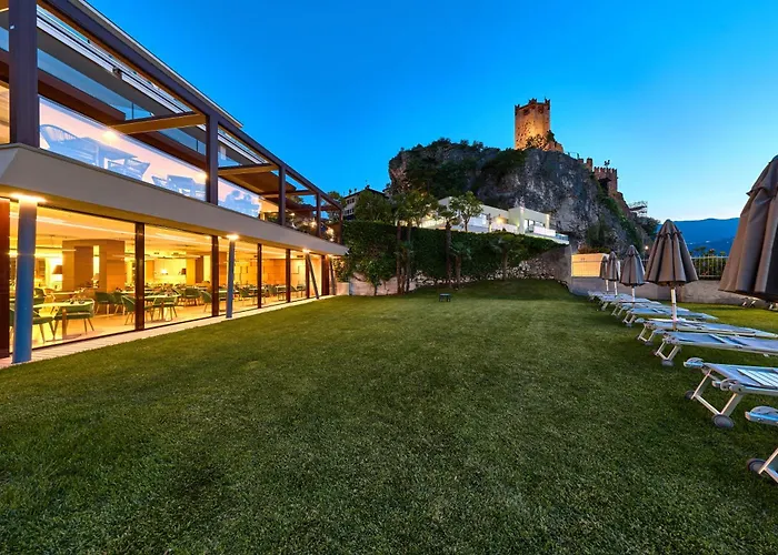 Hotell Castello Lake Front 4*