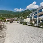 Castello Lake Front Hotel 4*