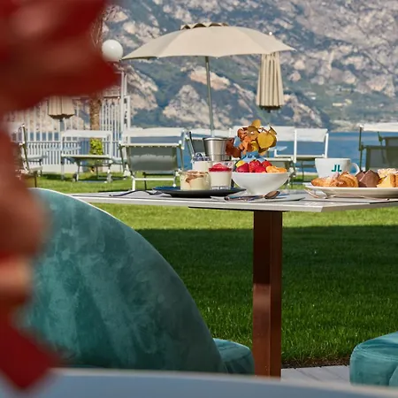 Castello Lake Front Hotel 4*