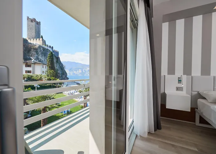 Castello Front Мальчезине