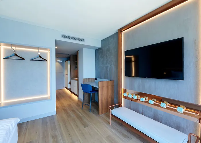 Castello Front Отель Мальчезине