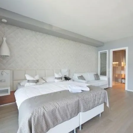 Castello Front ホテル 4*