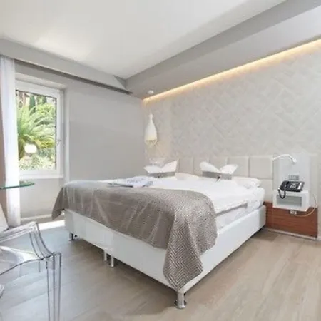 Castello Front מלון 4*