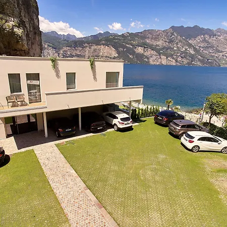 Castello Front Μαλτσεζίνε