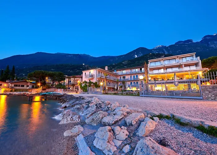 Castello Lake Front Hotel