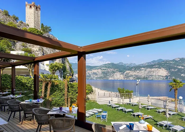 Castello Lake Front Hotel