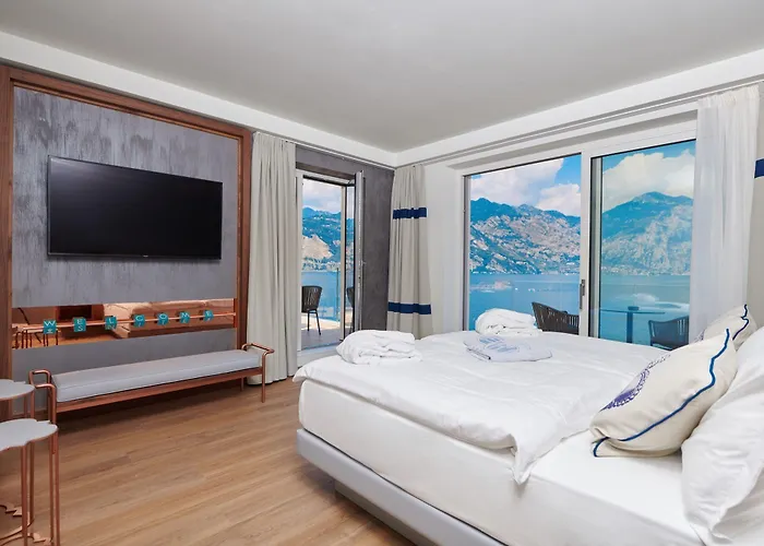 Castello Lake Front 4*