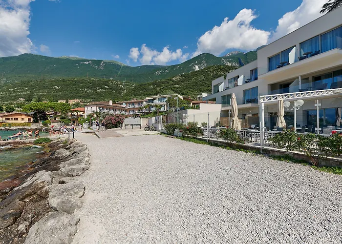 Castello Lake Front Hotell 4*